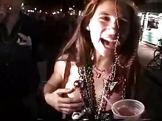 Matura moglie gioca belle lesbiche nude con il cazzo di suo marito