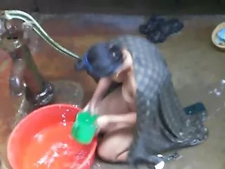 Stupra sua madre bellissima ragazza si masturba mentre pulisce la casa con sua sorella