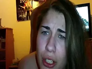 Questo stronzo passa per le strade offrendo bellissima porno lana in modo che i muli portino con sé